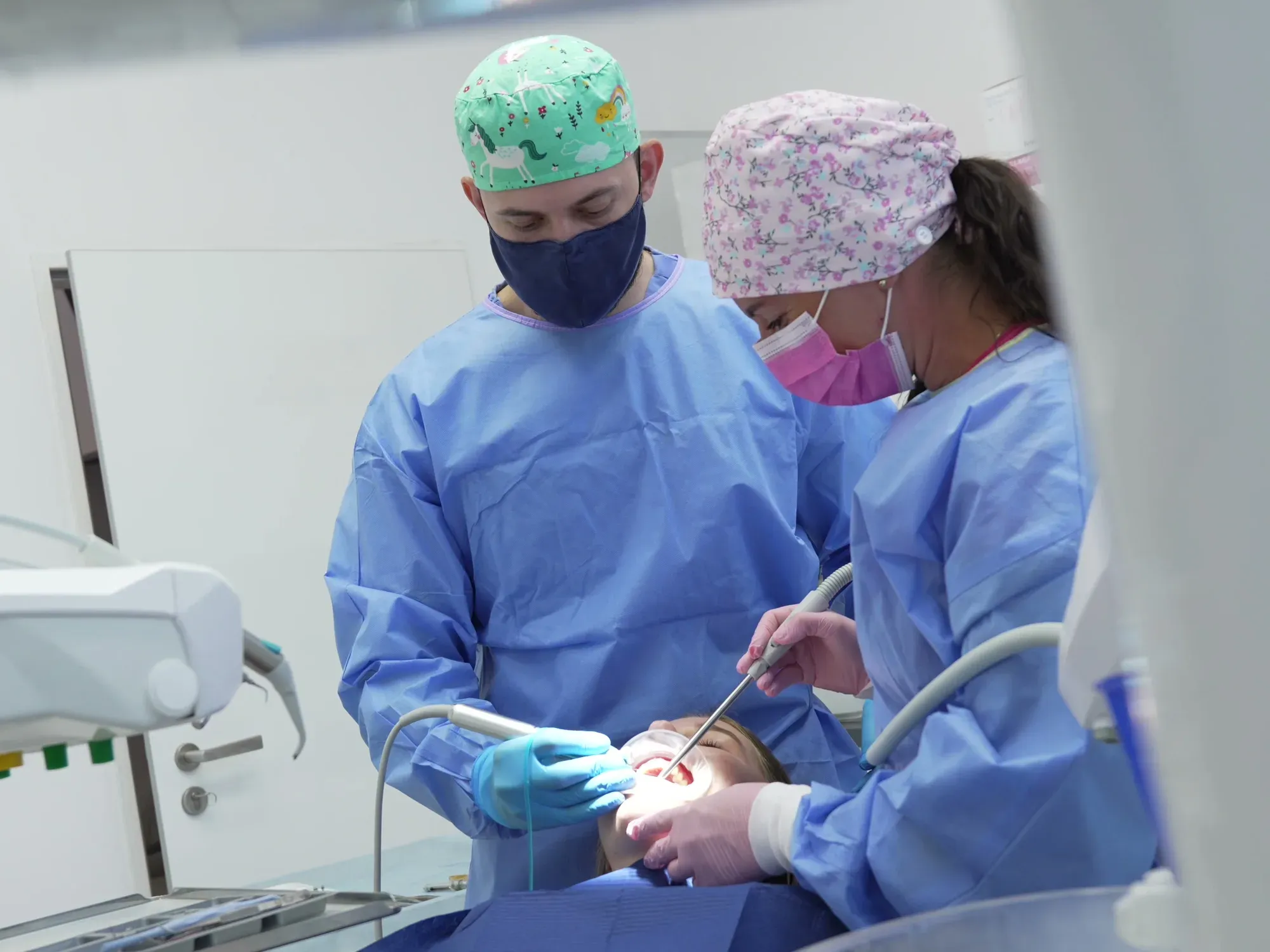 Chirurgický tým kliniky STOMADENT při zavádění zubního implantátu